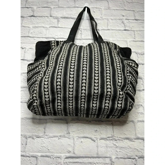 Black and white arrow print tote. - Picture 2 of 4